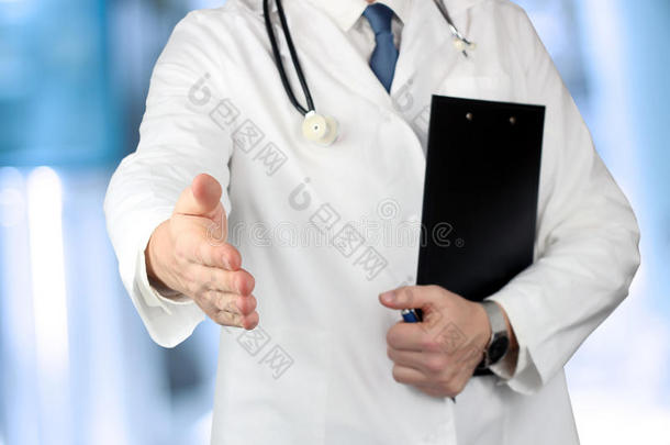 一位身穿白色拉布拉大衣的医生的握手手势