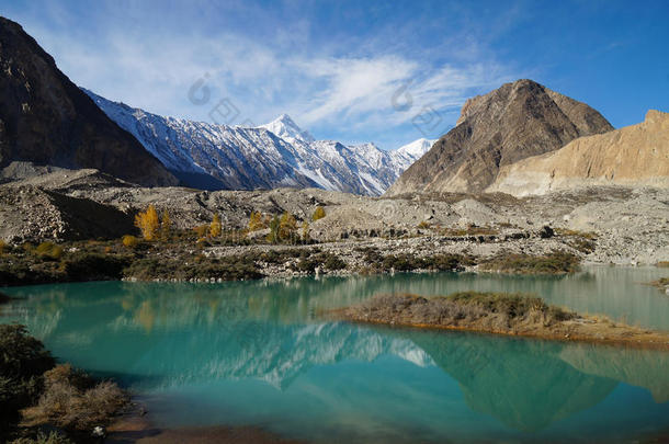 <strong>巴基斯坦</strong>北部帕苏美丽的湖泊和山脉