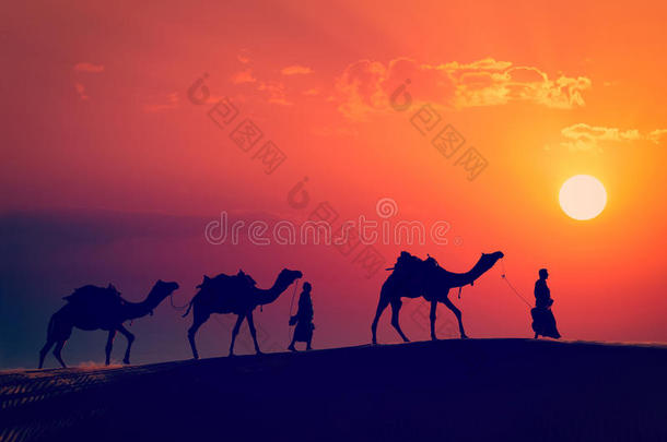 两个骑着<strong>骆驼</strong>的<strong>骆驼</strong>在塔尔德塞的沙丘上