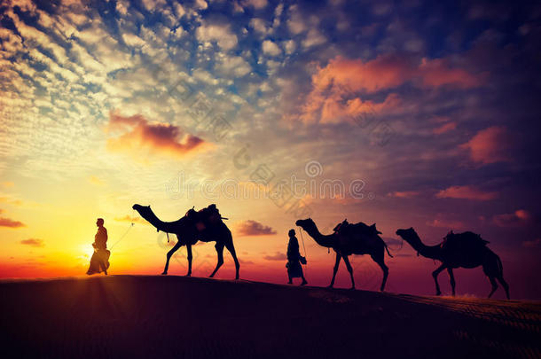 两个骑着骆驼的骆驼在塔尔德塞的沙丘上