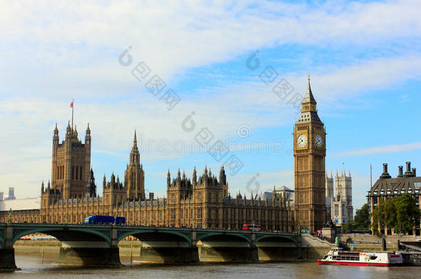 伦敦的大本钟、威斯敏斯特大桥和议会大厦