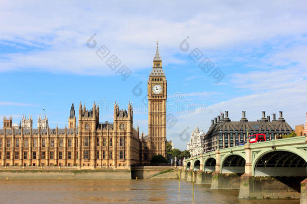 伦敦的大本钟、威斯敏斯特大桥和议会大厦