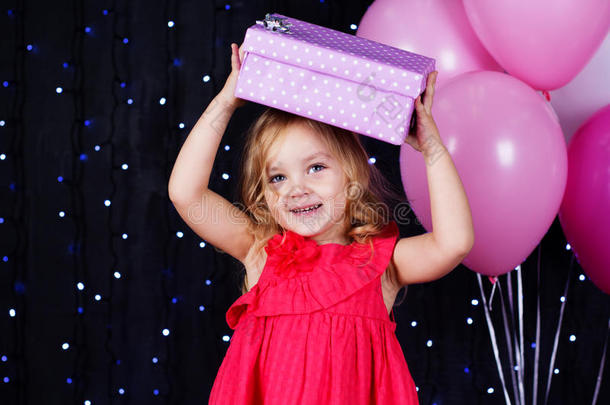 带着粉色气球和礼品盒的小女孩