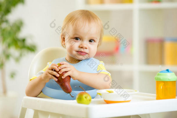 小男孩吃水果