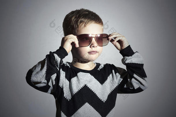 时尚的男孩戴太阳镜。小男孩。孩子们的时尚
