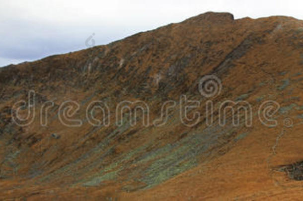 一群登山者上山