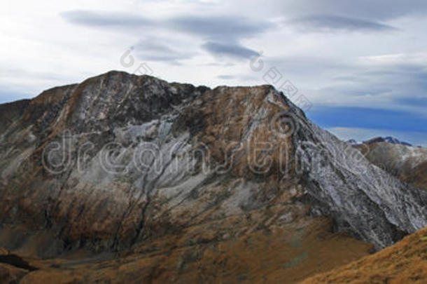 登山者在去罗马尼亚最高峰的路上