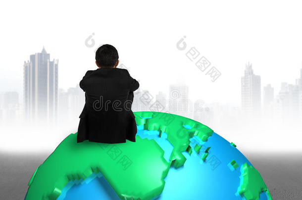 商人坐在3d地图地球仪上看灰色建筑城市