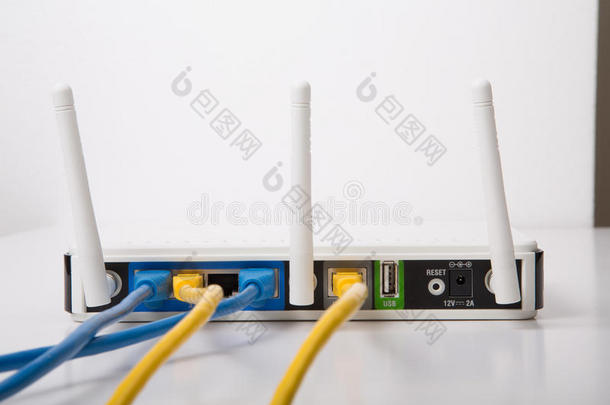 带蓝黄电缆的白色<strong>无线路由器</strong>
