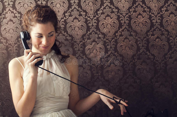 客厅里有个漂亮的年轻女人在打电话