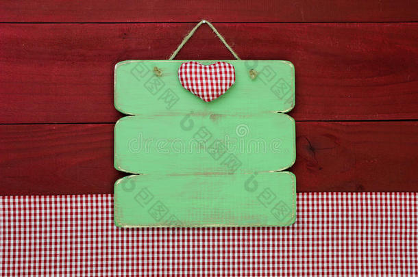 木质背景上悬挂红色方格桌布的空白木质菜单标牌