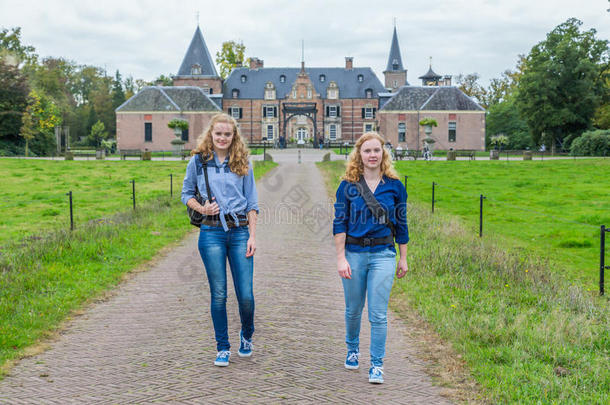两个女孩走在远离城堡的路上