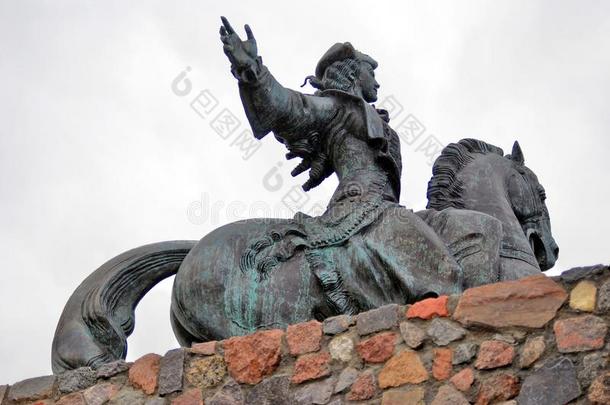 俄罗斯皇后伊丽莎维塔（伊丽莎白）骑马雕像。