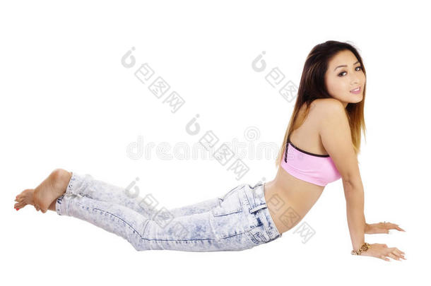 亚裔美国女子牛仔裤粉色运动内衣