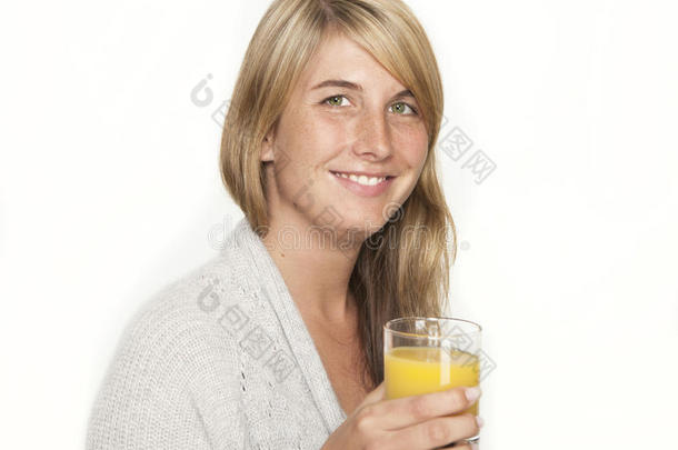 喝着果汁的年轻女人