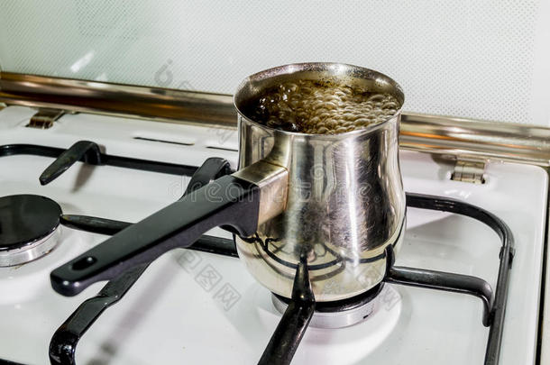 咖啡是在cezve用煤气炉煮的