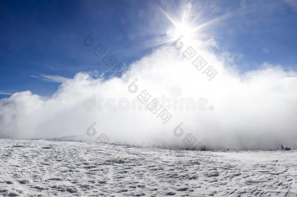 雪山蓝天冬景