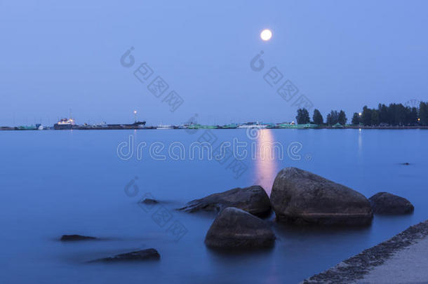 在卡累利阿湖上白夜的满月季节