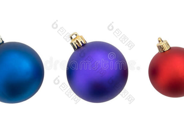 红蓝紫色圣诞饰品，白色ba上孤立的球