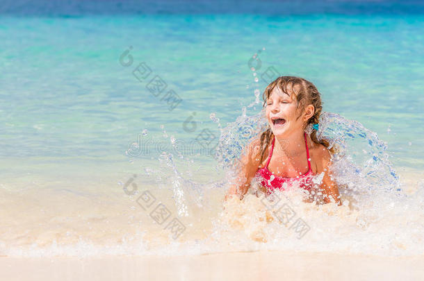 快乐的小女孩在水里玩得开心，热带的夏天