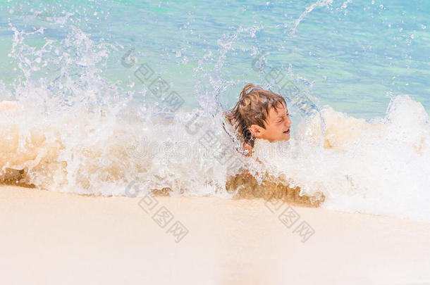快乐的小男孩在水里玩得开心，热带暑假