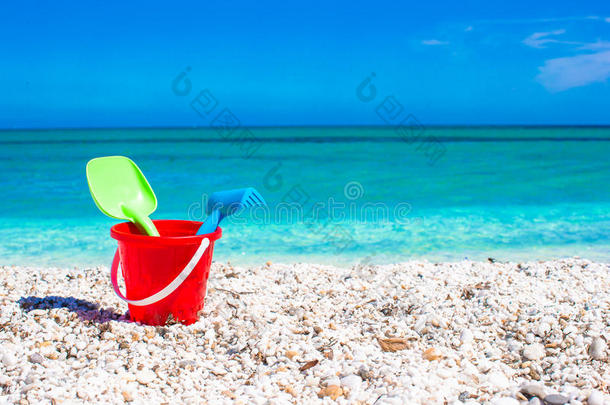 白色沙滩上的夏日儿童沙滩玩具