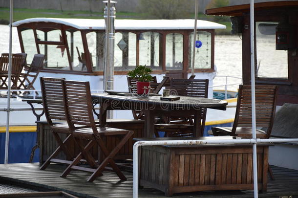卢瓦尔河上的豪斯博特餐厅的餐桌和椅子