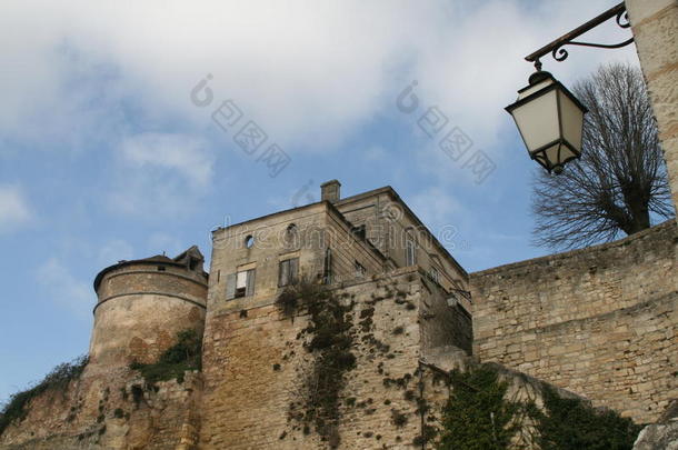 古堡的窗户是塔楼，背景是乌云密布的深蓝色天空。