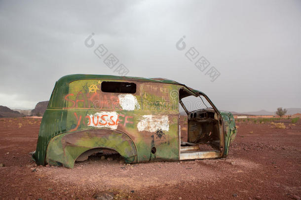 摩洛哥老爷车和生锈的汽车残骸