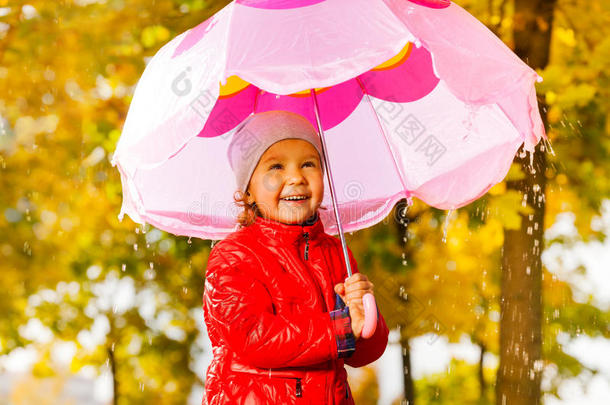 雨中撑伞的积极女孩