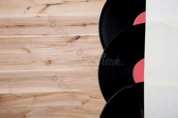 木桌上方乙烯基唱片的俯视图。