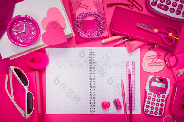 女孩粉色的桌面和文具
