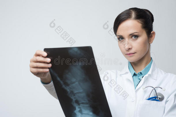 女放射科医生检查x射线图像