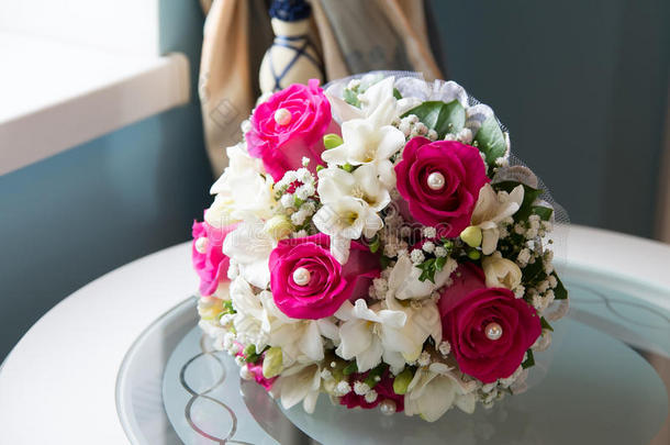 白色和粉色花朵的婚礼花束