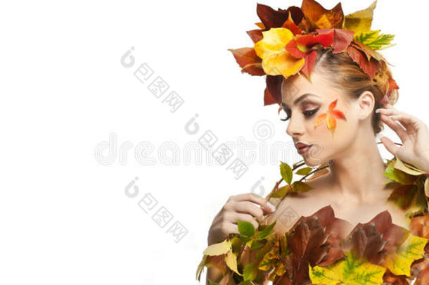 秋天的女人。美丽的创意化妆和发型在秋季概念工作室拍摄。美妆时尚模特女孩