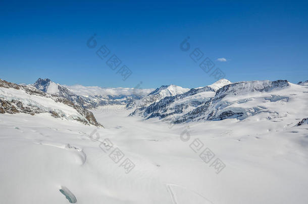 冒险阿尔卑斯山蓝色明亮的平静的