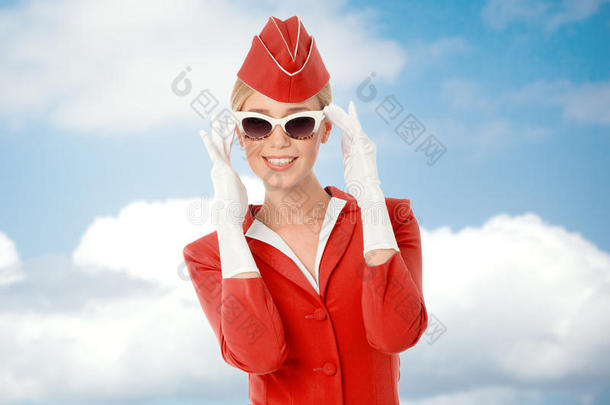 身着红色制服，戴着复古墨镜的迷人空姐