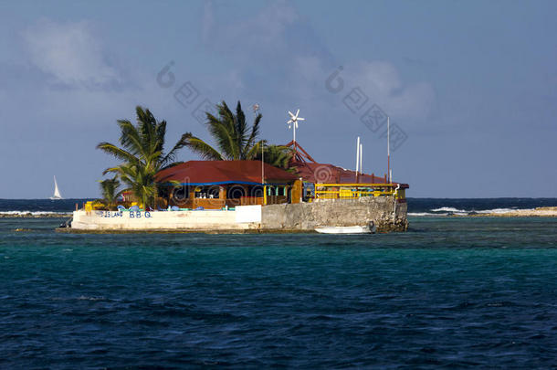 快乐岛，一个色彩鲜艳的小岛餐厅，有棕榈树；<strong>格林</strong>纳丁斯群岛，东加勒比海。