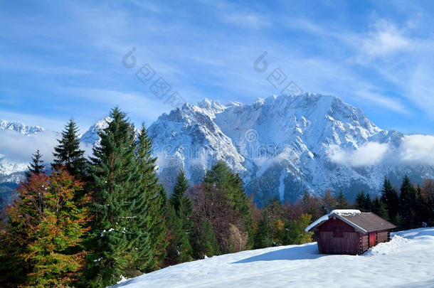 冬天阿尔卑斯山雪地上的小屋