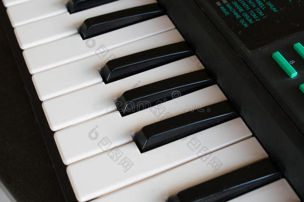 钢琴的黑白键。