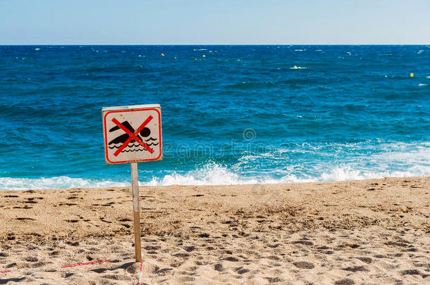 警告标志禁止游泳