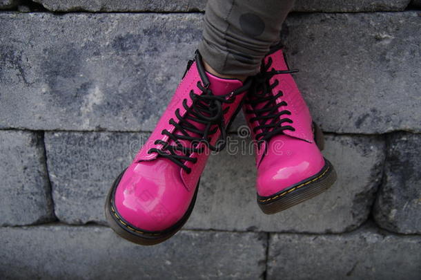 粉红朋克另类女孩或女鞋-盘腿