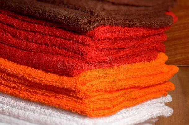 棕色、橙色、红色和白色spa和酒店毛巾