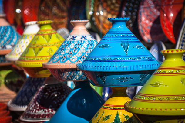 摩洛哥马拉喀什市场上的塔吉内斯
