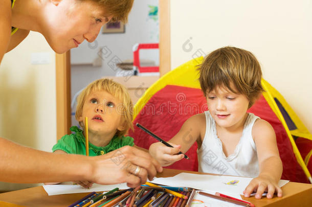 快乐的妈妈和孩子们用铅笔素描