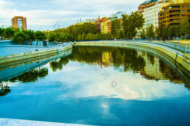 河里的马德里城市倒影