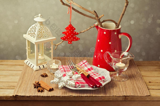 圣诞餐桌上<strong>摆放</strong>着圣诞装饰品和蜡烛