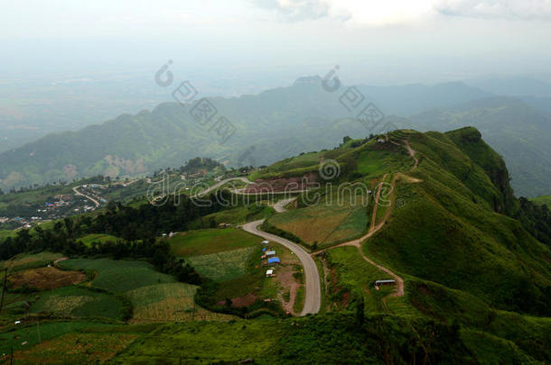 具有薄雾背景的青山景观