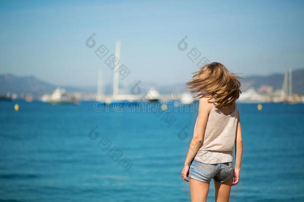 戛纳海滩上美丽的年轻女孩