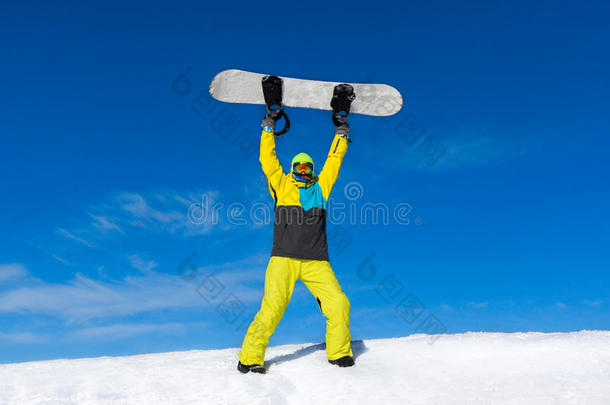 滑雪板运动员举起双手，举起手来举起滑雪板